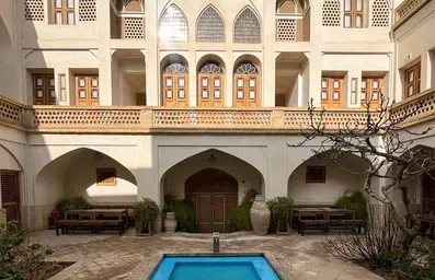 درها و پنجره های ارسی چوبی در اقامتگاه سنتی احسان کاشان