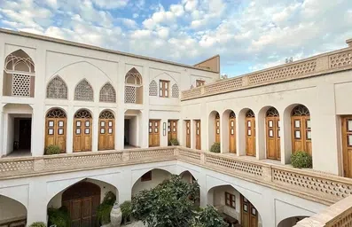 نمای طبقه دوم اقامتگاه سنتی احسان کاشان