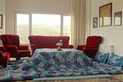 نمای داخلی ويلا خانه رنگی مشهد در روز برفی به همراه لحاف کرسی