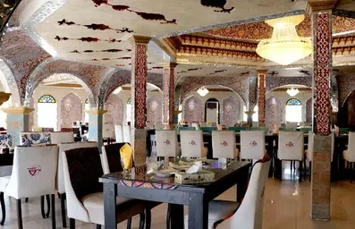 رستوران سنتی با کاشی کاری های رنگی در مجتمع کوثر ملک شهر اصفهان