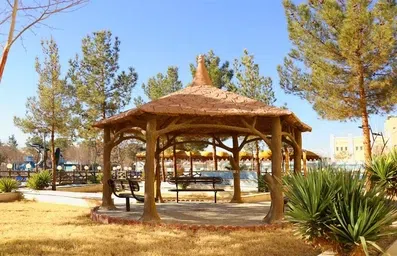 فضای باز به همراه آلاچیق در مجتمع فرهنگی گردشگری کوثر ملک شهر