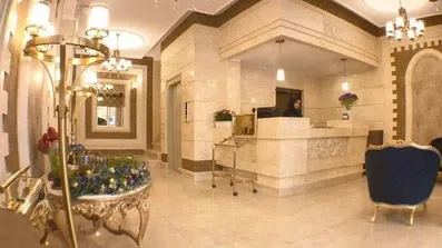 قسمت پذیرش هتل کوثر مشهد در لابی با سنگ های سفید و دکوراسیون شیک