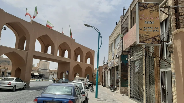 ورودی اصلی خانه مسافر کوله پشتی یزد