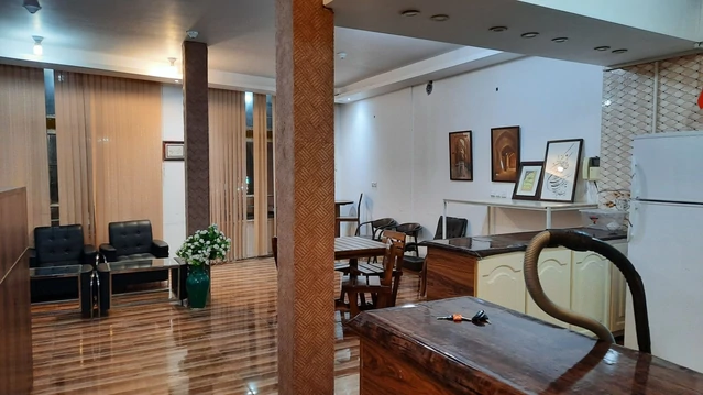 لابی و آشپزخانه خانه مسافر کوله پشتی یزد