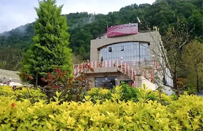 نمای هتل و سالن های پذیرایی البرز لاهیجان در دامنه کوه های جنگلی