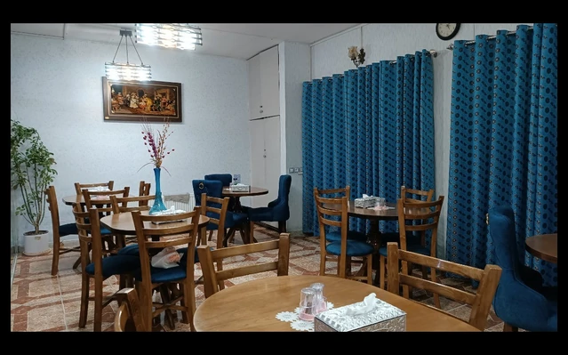 فضای سرو غذا با میز چوبی و پرده آبی