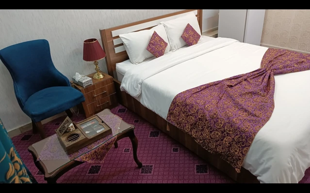 تخت دو نفره و مبل راحتی