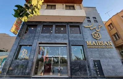 ورودی هتل مهسان قم با درب شیشه ای اتومات و نمای سنگ مرمر مشکی