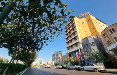 نمای هتل مهسان قم از گوشه خیابان