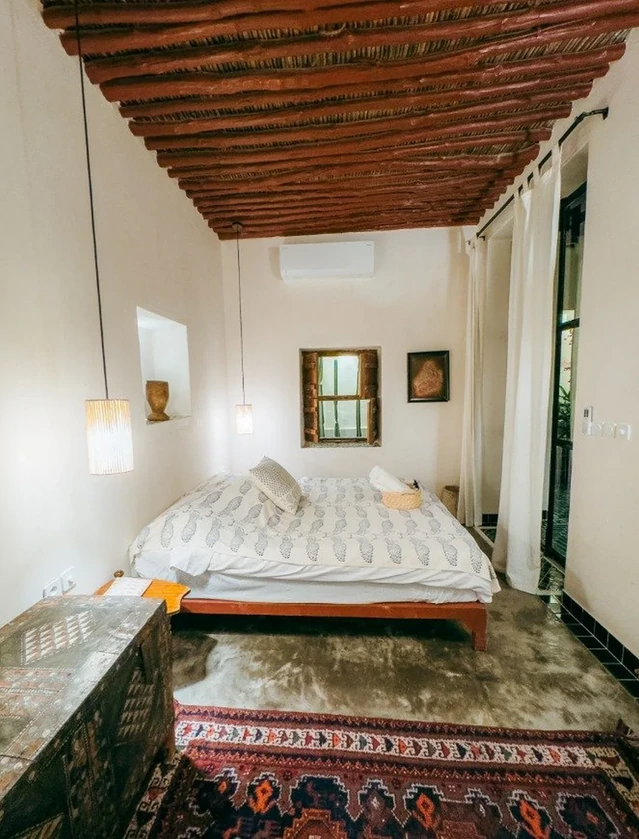 اتاق دو تخته دبل با سقف چوبی و فرش قرمز ایرانی  بومگردی خانه مرجان قشم