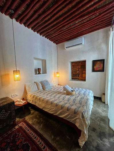 اتاق دو تخته دبل با سقف چوبی و فرش قرمز ایرانی  بومگردی خانه مرجان قشم