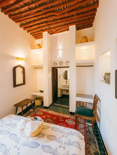 اتاق دو تخته دبل با سقف چوبی و فرش قرمز ایرانی  بومگردی خانه مرجان قشم