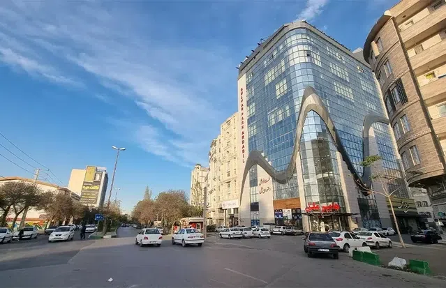 نمای ساختمان بلند هتل ملل اردبیل تماما پوشیده با پنجره های کوچک