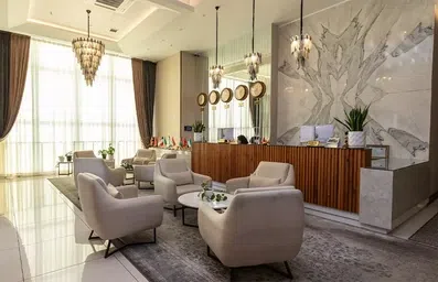 لابی مبله هتل ملل اردبیل با فضایی روشن و نورگیر