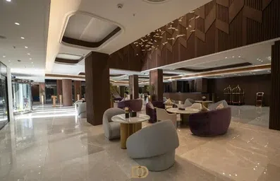 لابی بزرگ هتل نجف دو با مبلمان راحتی