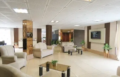 لابی بزرگ و نورگیر با مبل های راحتی در هتل آپارتمان و هاستل نرگس رشت