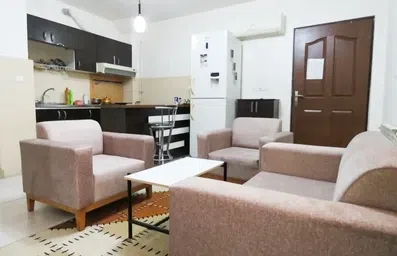 پذیرایی مبله به همراه آشپزخانه در واحدهای هتل آپارتمان نرگس رشت