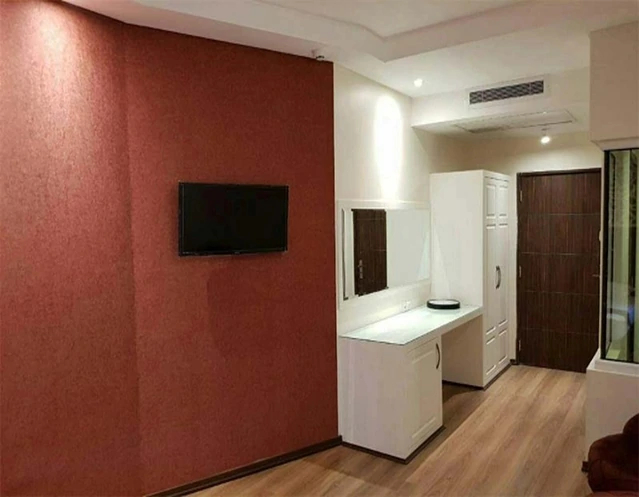 اتاق نمای ورودی با دیوار قزمز و تلویزیون