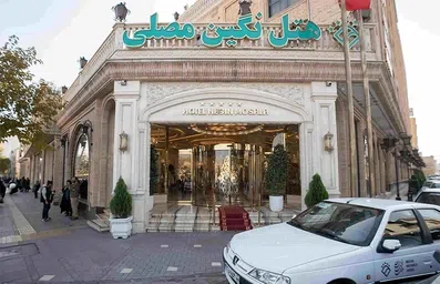 ورودی هتل نگین مصلی مشهد با نمایی آجری و سنتی