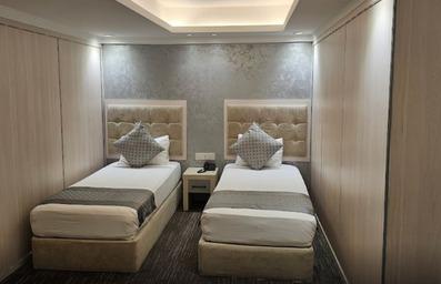 دو تخت یک نفره در فضای کوچک اتاق دو نفره در هتل نور الزهرا کربلا