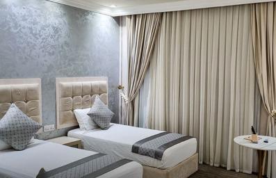 تخت های تک نفره در اتاق سه تخته هتل نور الزهرا کربلا