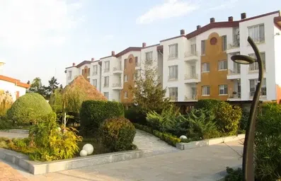 نمایی از ساختمان سفید 3 طبقه هتل مروارید خزر نور