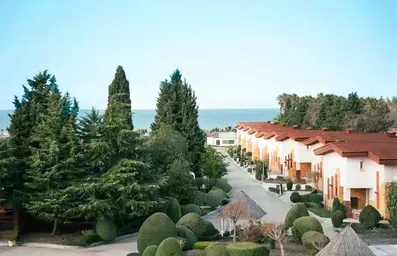 نمای ویلاهای هتل مروارید خزر نور با فضای سبز در کنار ساحل دریا