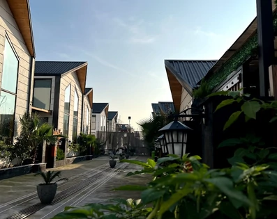 نمای بیرونی ساختمان ویلاها در هتل پارک پلاس بندر انزلی