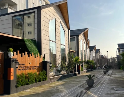 نمای ساختمان ویلاهای هتل پارک پلاس بندر انزلی با پنجره های بلند