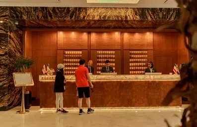 لابی و راه پله به سمت طبقات در هتل پالاس کیش