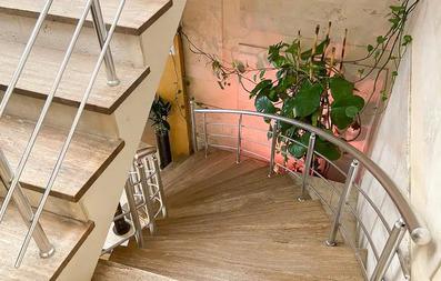 راه پله مدور هتل آپارتمان پارتیکان اصفهان