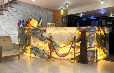 قسمت پذیرش هتل آپارتمان پارتیکان اصفهان با نمای مرمری