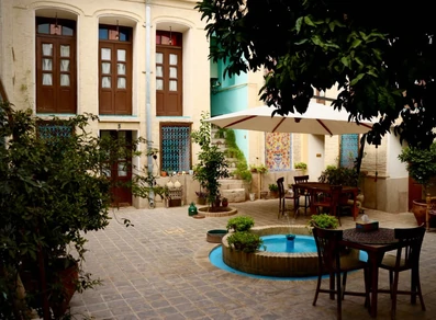 فضای حیاط هتل پسین شیراز