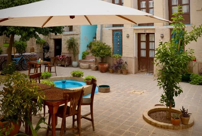 فضای حیاط هتل پسین شیراز