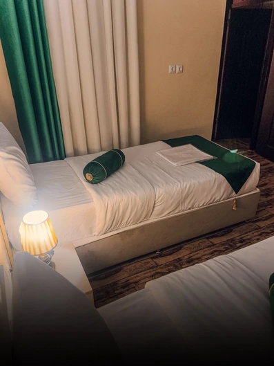 اتاق دو تخته با دکور سفید و سبز در هتل آپارتمان پدر من بوشهر