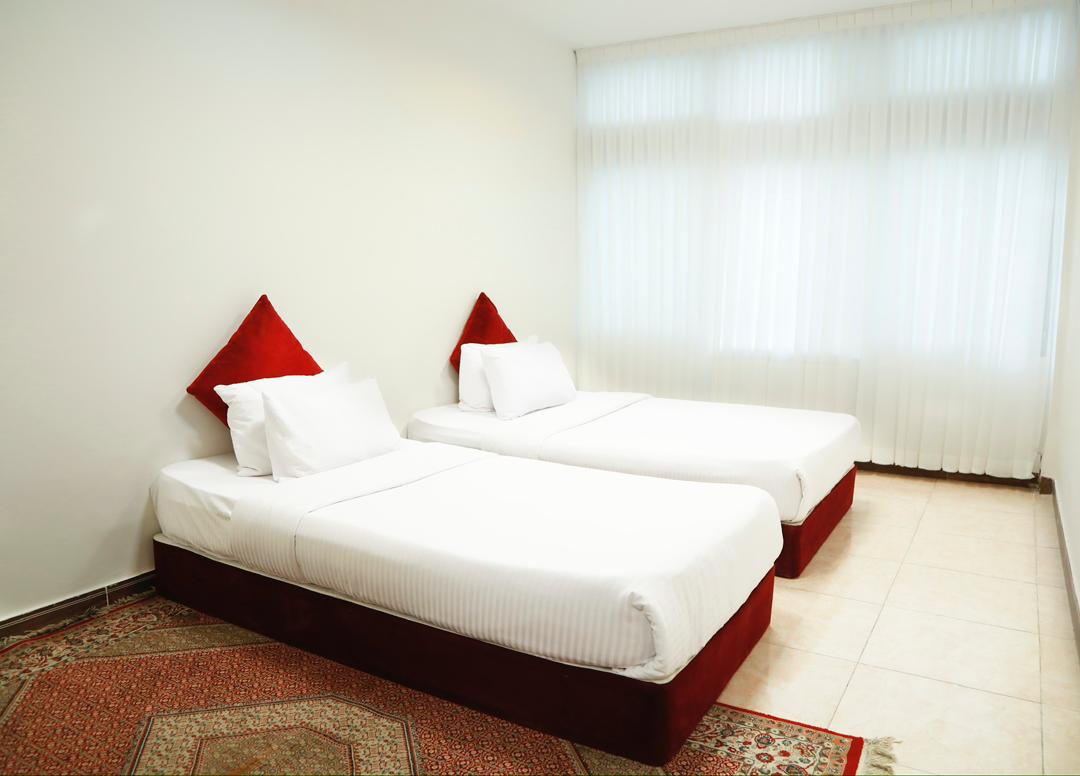 اتاق دو تخته توئین تمیز و شیک در مهمانپذیر پرشین پلازا مطهری تهران