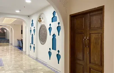 ورودی هتل رامان اصفهان با درب چوبی