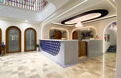 قسمت پذیرش در هتل رامان اصفهان با کاشی کاری های آبی چشم نواز