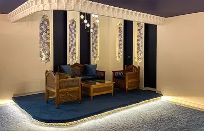 طبقه همکف و دکور سنتی و آبی رنگ هتل رامان اصفهان