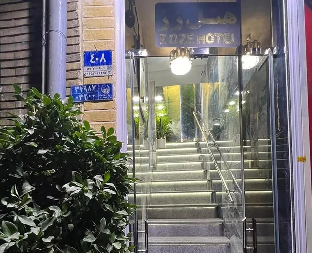 درب ورودی هتل رز (یک ستاره) تهران