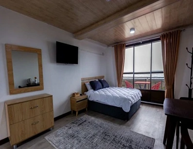 اتاق خواب با تخت  دو نفره کنار پنجره