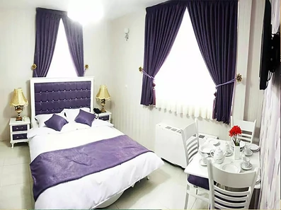 اتاق دو تخته دبل هتل سعدی مشهد با تم بنفش