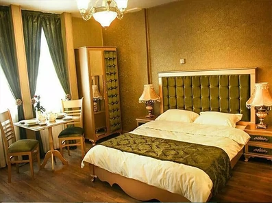 اتاق دو تخته دبل هتل سعدی مشهد با تم سبز