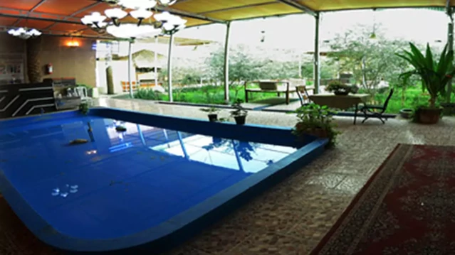 فضای نشیمن حیاط اقامتگاه سنتی ساباط یزد