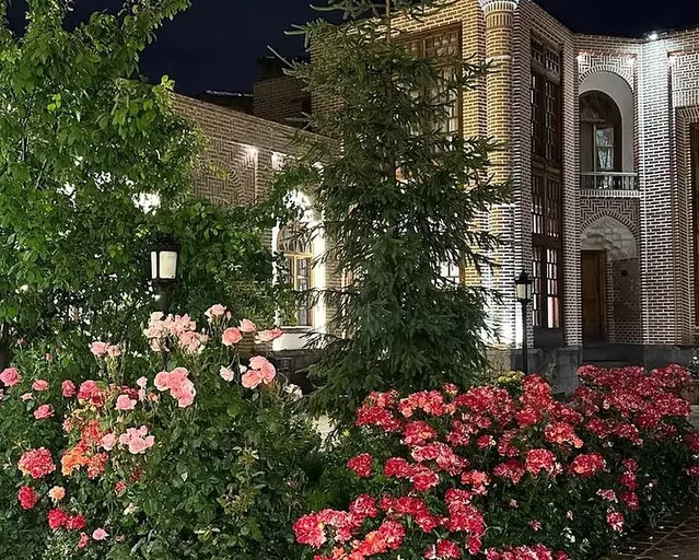 محوطه حیاط بوتیک هتل خانه تاریخی صادقی اردبیل