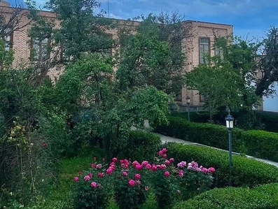 محوطه حیاط بوتیک هتل خانه تاریخی صادقی اردبیل