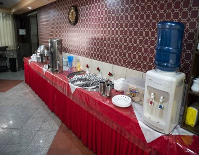 میز پذیرانی و آب سرد کن