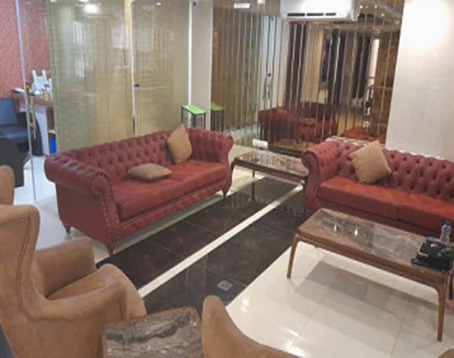 لابی هتل و به همراه گلدان و فضای ارام