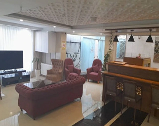 اتاق به همراه تلویزیون ومبل