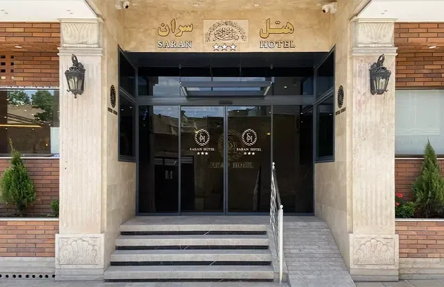 چند پله تا درب ورودی شیشه ای اتوماتیک هتل سران اصفهان